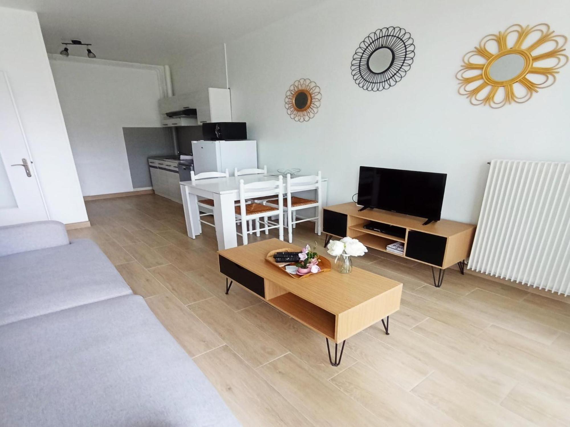 Simplistic Holiday Home In Grandcamp With Garden 外观 照片